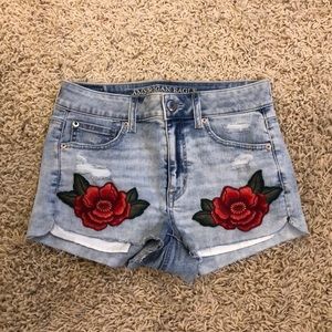 JEAN SHORTS WITH ROSE ACCENT
